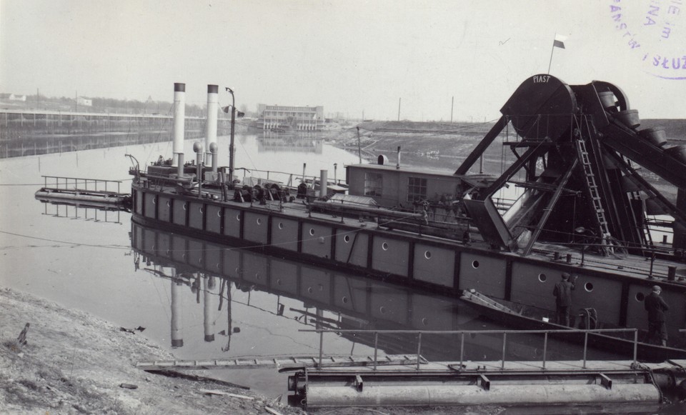 Pogłębiarka "Piast" bagrująca dno portu rzecznego Kujawy w 1950 r. 