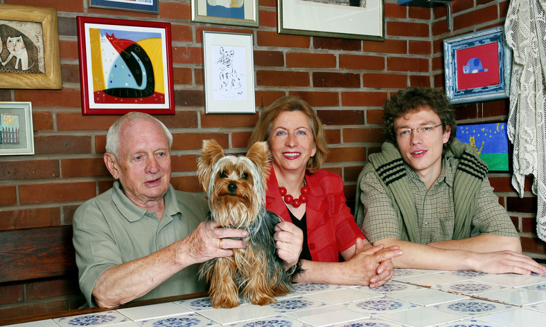 Witold Pyrkosz z żoną i synem w swoim domu. 2006 r.