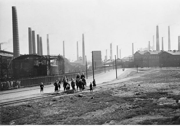 Grupa dzieci na tle zabudowy fabrycznej Huta żelaza w Nowym Bytomiu, 1927 r.