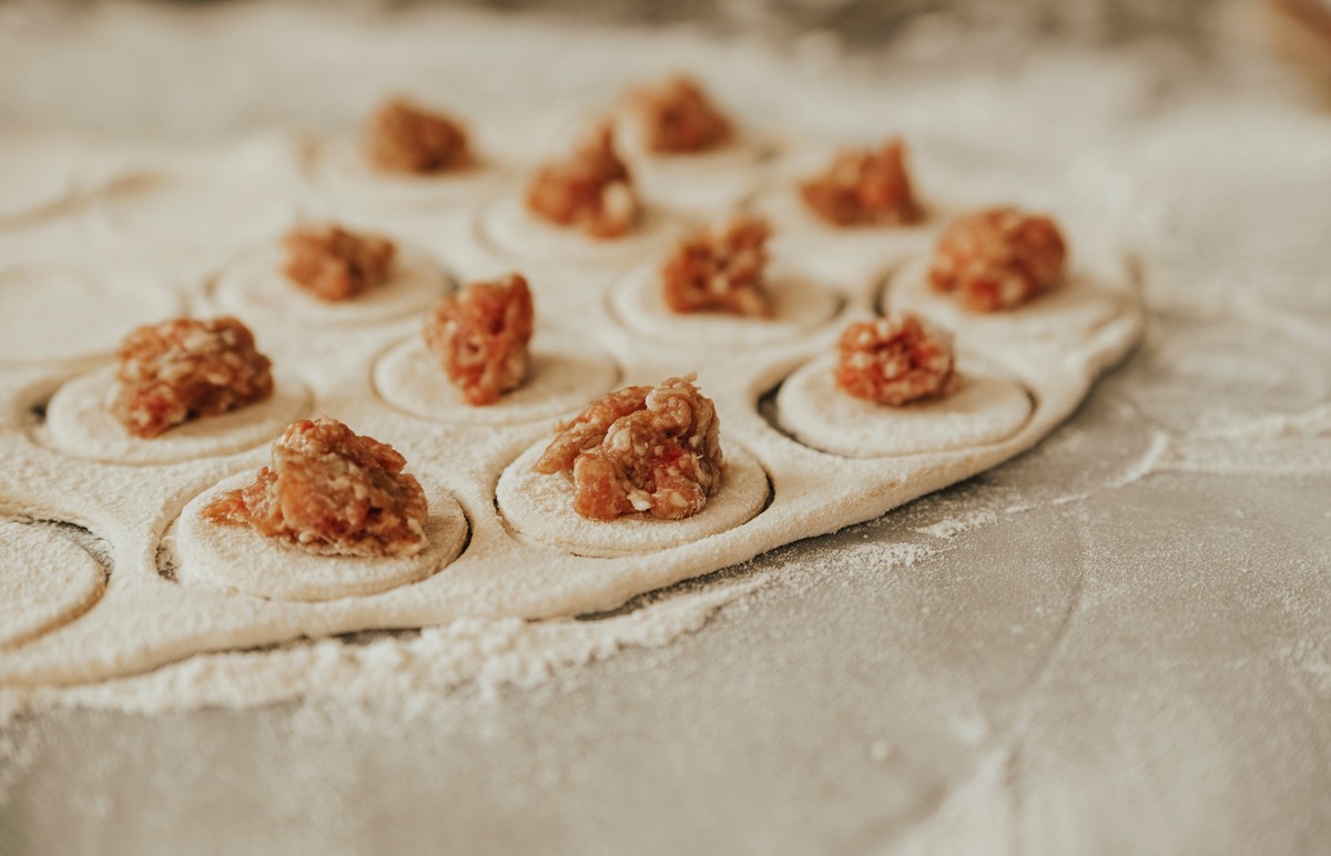 Pierogi z białą kiełbasą to tegoroczny wielkanocny hit. Jak je zrobić?