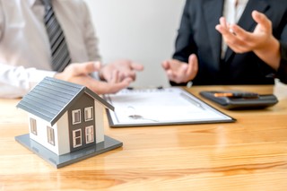 Jakie są warunki zwolnienia z VAT przy wniesieniu nieruchomości do spółki?