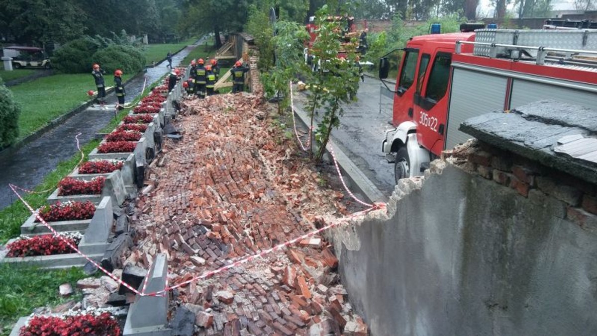 Na cmentarzu Rakowickim wzdłuż ulicy Żelaznej runął mur na odcinku 15 metrów. Spadające części uszkodziły zabytkowe krzyże i nagrobki.