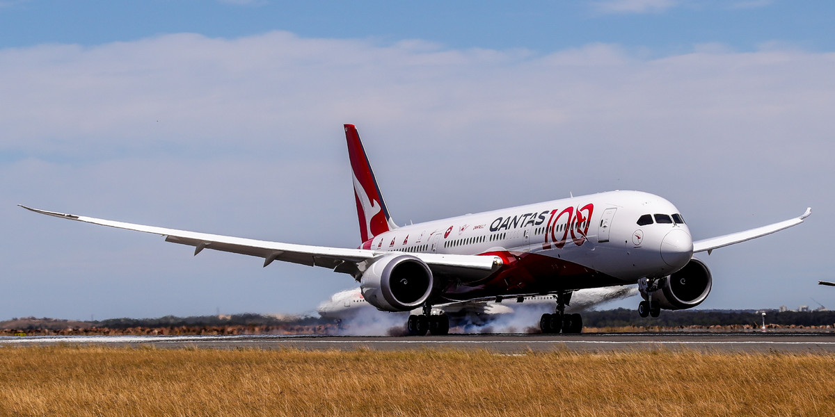 Boeing 787-9 Dreamliner linii Qantas po 19 godzinach i 19 minutach bezpośredniego lotu z Londynu w piątek wylądował na lotnisku w Sydney, zapisując się w historii lotnictwa.