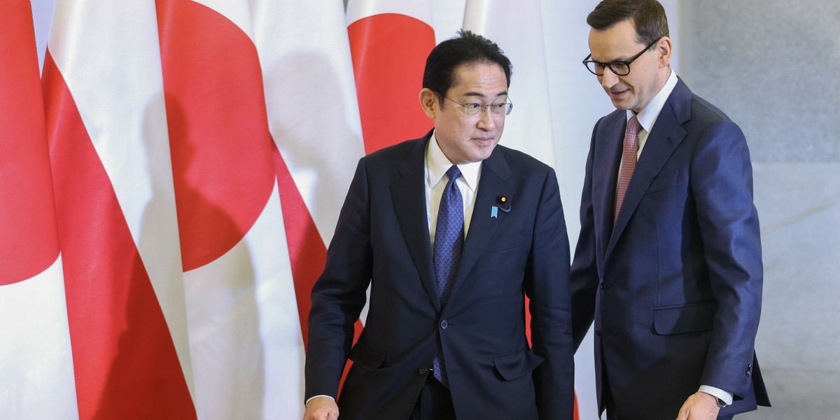 Fumio Kishida, premier Japonii, i szef polskiego rządu Mateusz Morawiecki. 