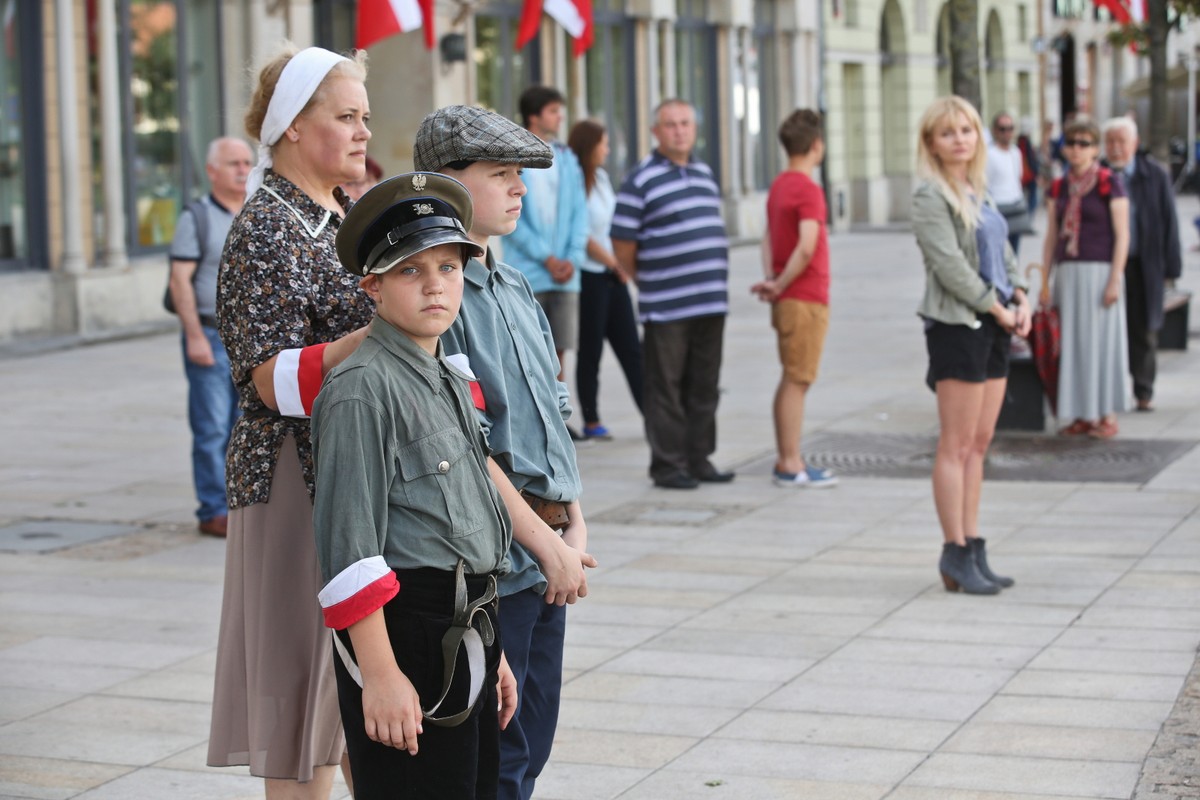 Godzina "W" na Krakowskim Przedmieściu w Warszawie. Zatrzymali się przechodnie, stanęły pojazdy, przez minutę wyły syreny alarmowe, rozległy się kościelne dzwony.