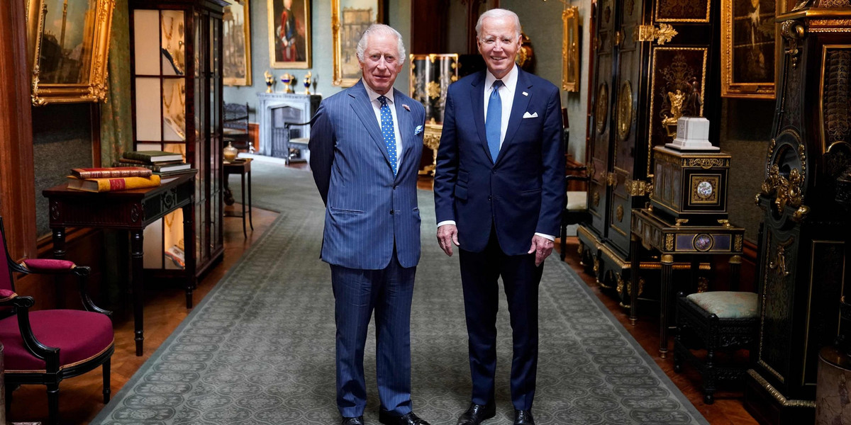 Joe Biden spotkał się z Karolem III i popełnił gafę. Za taką wpadkę Elżbieta polubiła Michaele Obamę