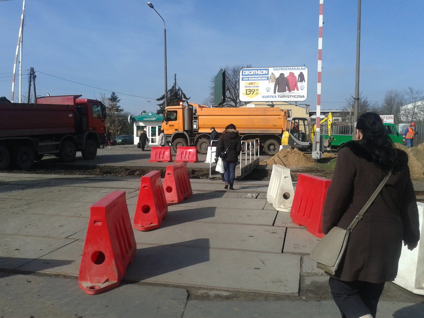 Zamknięty przejazd kolejowy na Opolskiej w Poznaniu