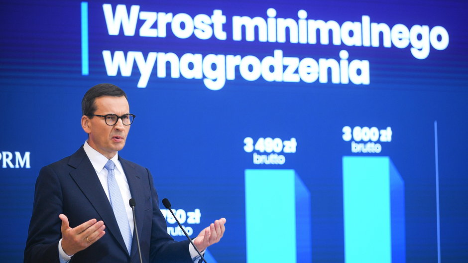 Premier Mateusz Morawiecki na konferencji prasowej dot. podwyżki płacy minimalnej. 