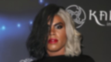 EJ Johnson odsłonił ciało...