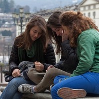 Diákokat ellenőriznek a rendőrök: tanítási időben a plázákban és az utcán korzóznak
