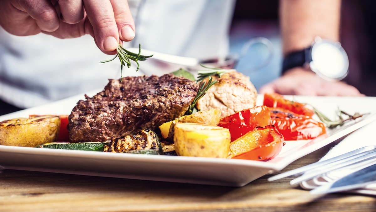 Książki kucharskie sa współcześnie czymś naturalnym i oczywistym. Drukowane w tysiącach egzemplarzy, ze zdjęciami potraw i opisami ich przyrządzania. Na tle współczesnych druków zupełnie inaczej prezentuje się odnaleziono niedawno książka kucharska z końca... XVIII wieku - podaje wp.pl.