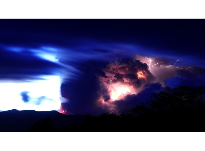 Wulkaniczna burza z piorunami po erupcji wulkanu Puyehue-Cordon Caulle w Chile