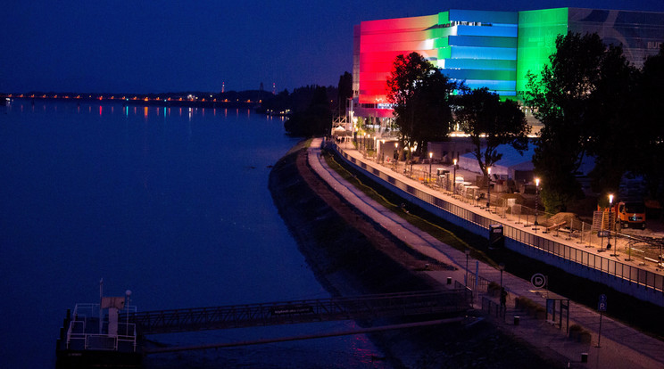 Minden este elképesztően szép 
látványt mutat a 
vízes vébére épített Duna Aréna /Fotó: MTI