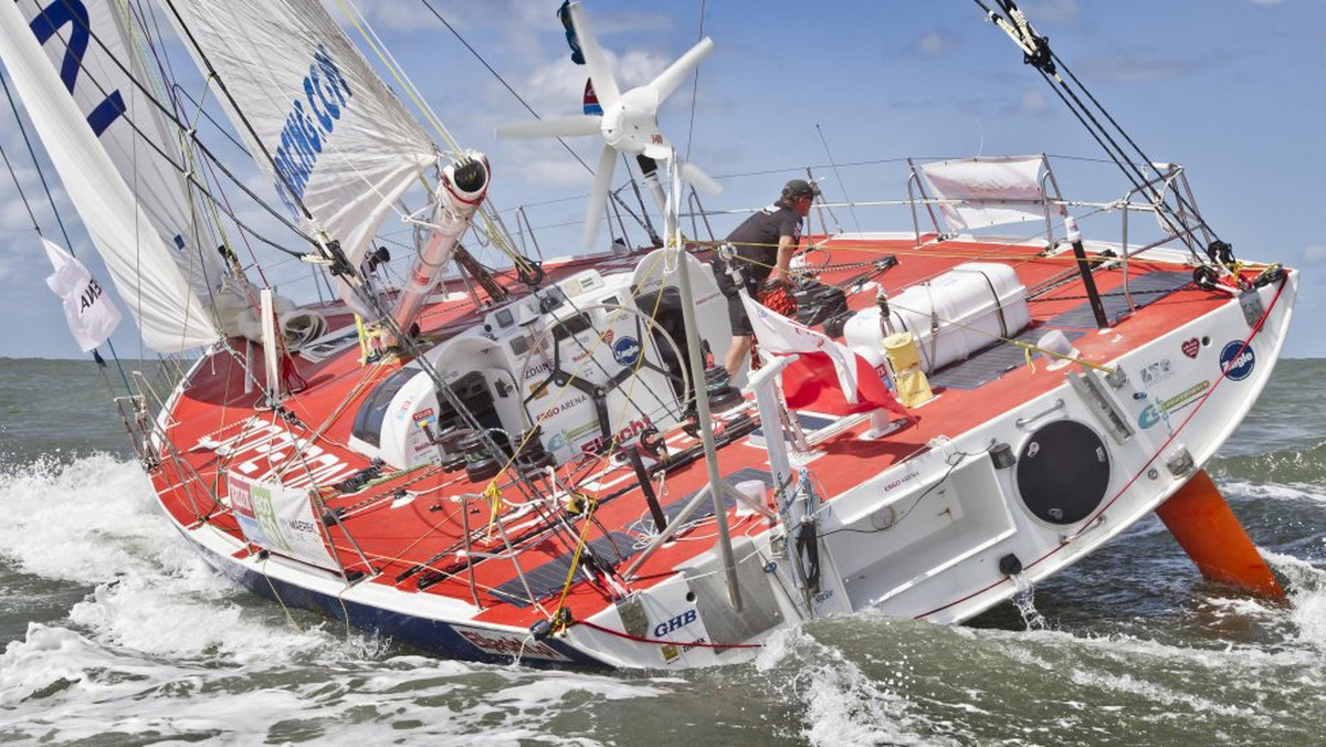 Żeglarze regatowej floty VELUX 5 OCEANS od startu zmagają się ze zmiennymi i nieprzewidywalnymi wiatrami. Prognozy pogody nie są dokładne ze względu na silny wpływ kontynentu Ameryki Południowej i bliskość brzegu.