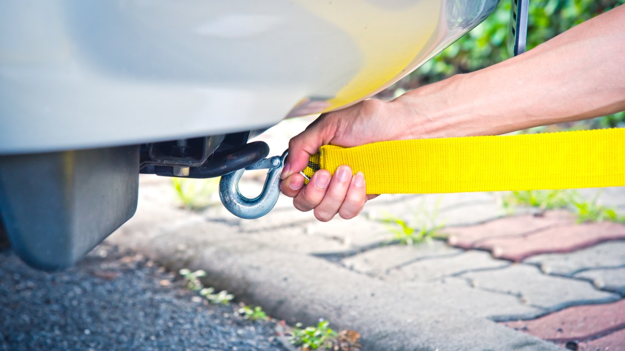 Ťahanie auta s automatom na lane môže skončiť opravou za tisíce eur. Kedy je to povolené a na čo si dať pozor. 