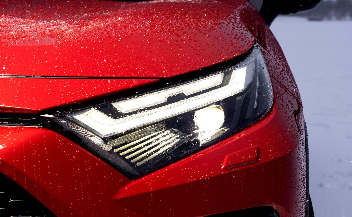 Toyota RAV4 to najlepiej sprzedający się SUV na świecie. W Polsce można wybierać z dwóch typów napędu hybrydowego