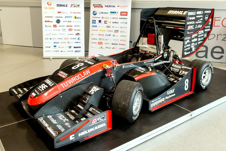 Praca nad pojazdem trwała od września ubiegłego roku. Teraz zespół czekają starty w europejskich edycjach zawodów pojazdów tej klasy.
 
<br><br>fot.  (nlat) PAP/Maciej Kulczyński