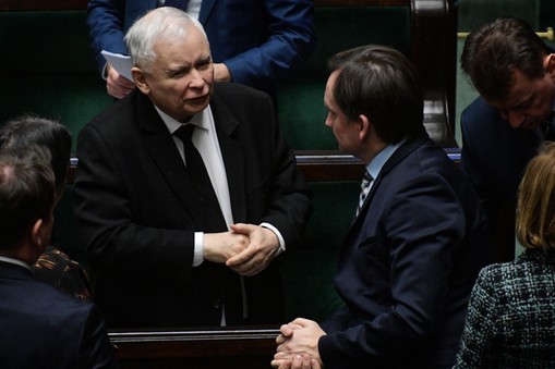 Prezes PiS Jarosław Kaczyński (C), minister sprawiedliwości Zbigniew Ziobro