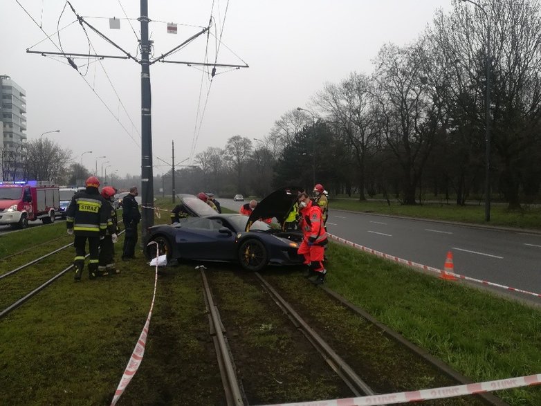 Auto uderzyło w słup trakcyjny