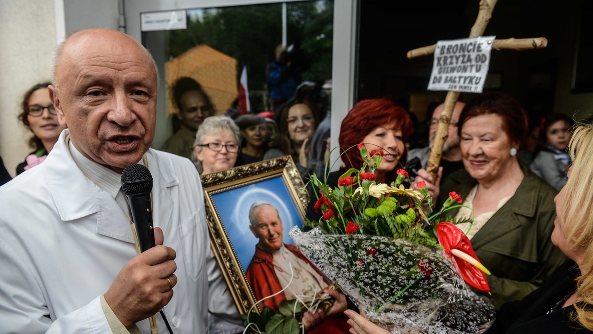 Ks. Henryk Zieliński na stronach katolickiego "Idziemy" doszukuje się drugiego dna w fakcie, iż to właśnie mec. Marcina Dubienieckiego zatrudniono do reprezentowania kobiety, której w Szpitalu im. Świętej Rodziny odmówiono aborcji. — Czy chodzi o dopieczenie środowiskom, spoglądającym z nadzieją na PiS? — pyta duchowny. W rozmowie z Onetem adwokat dziwi się takiemu podejściu i dodaje: — Św. pamięci prezydent Lech Kaczyński zdecydowanie opowiedziałby się przeciwko prof. Bogdanowi Chazanowi.