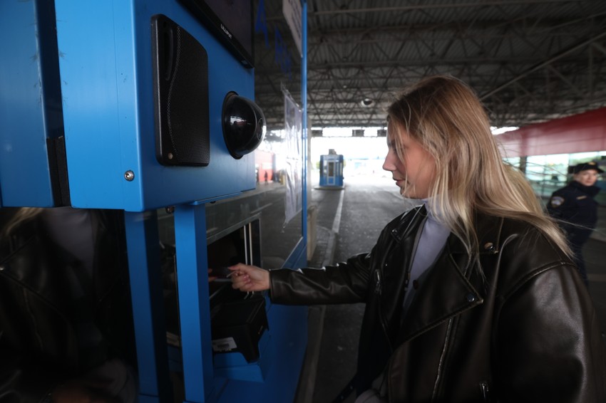 Predaja pasoša na graničnom prelazu