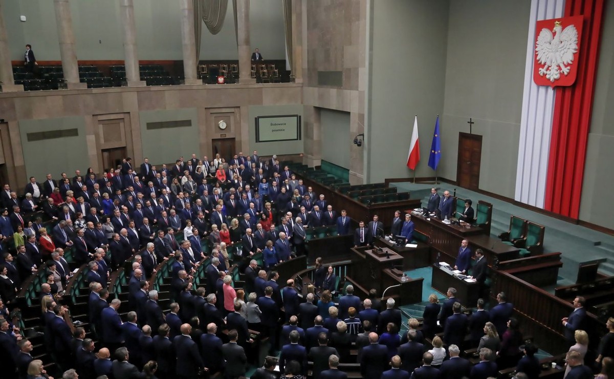 Sejm nie poparł wniosku opozycji o odrzucenie w pierwszym czytaniu projektu PiS w sprawie finansowania tzw. trzynastych emerytur z Funduszu Solidarnościowego. W nocy z wtorku na środę projekt skierowano do dalszych prac w Komisji Finansów Publicznych.
