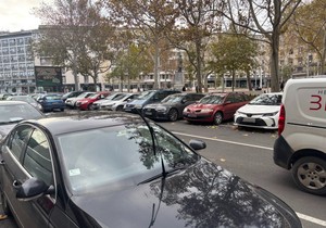 Vozila parkirana u Dečanskoj ulici