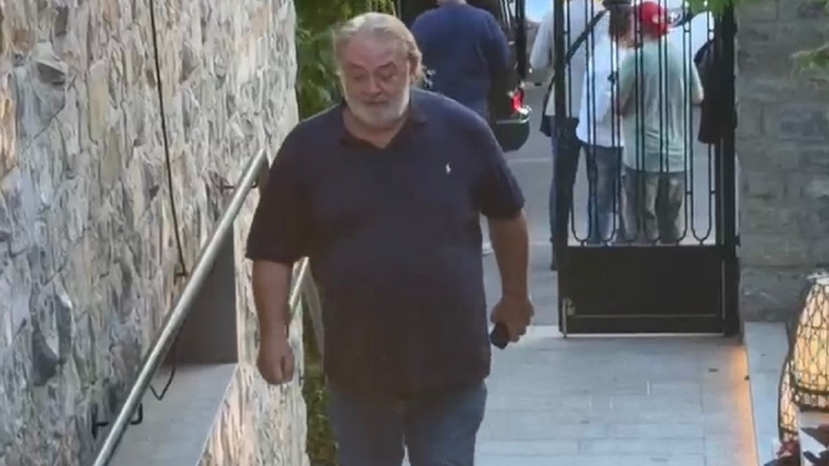 BOBA DOŠAO BEZ BRENE Poznati stigli na reviju! Zvezda Igre sudbine zablistala u elegantnom izdanju, ona je UDATA ZA PRODUCENTA SERIJE - evo ko je još tu od VIP faca (VIDEO)