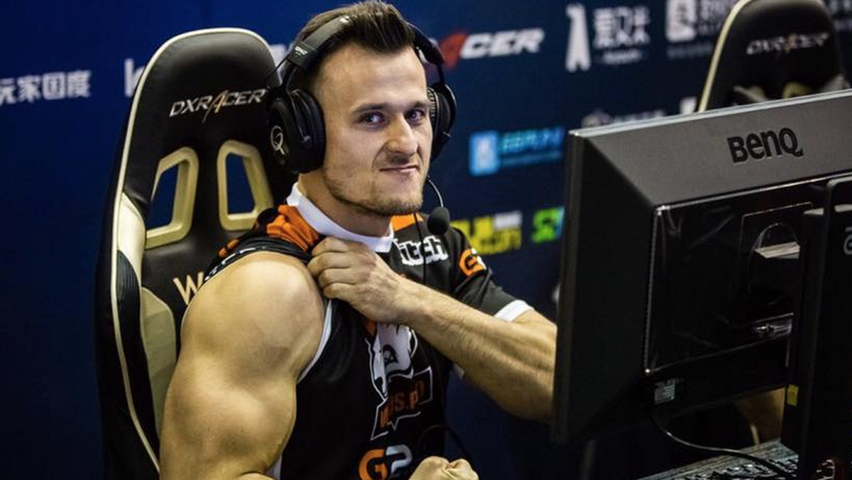 Jarosław „pashaBiceps” Jarząbkowski jest zawodowym e-sportowcem. Podczas turniejów gra w gry z serii Counter-Strike. W ten sposób zarobił już ponad 612 000 dolarów amerykańskich udowadniając, że łączenie przyjemnego z pożytecznym może być bardzo dochodowym pomysłem na życie. Jak wygląda jego codzienność?