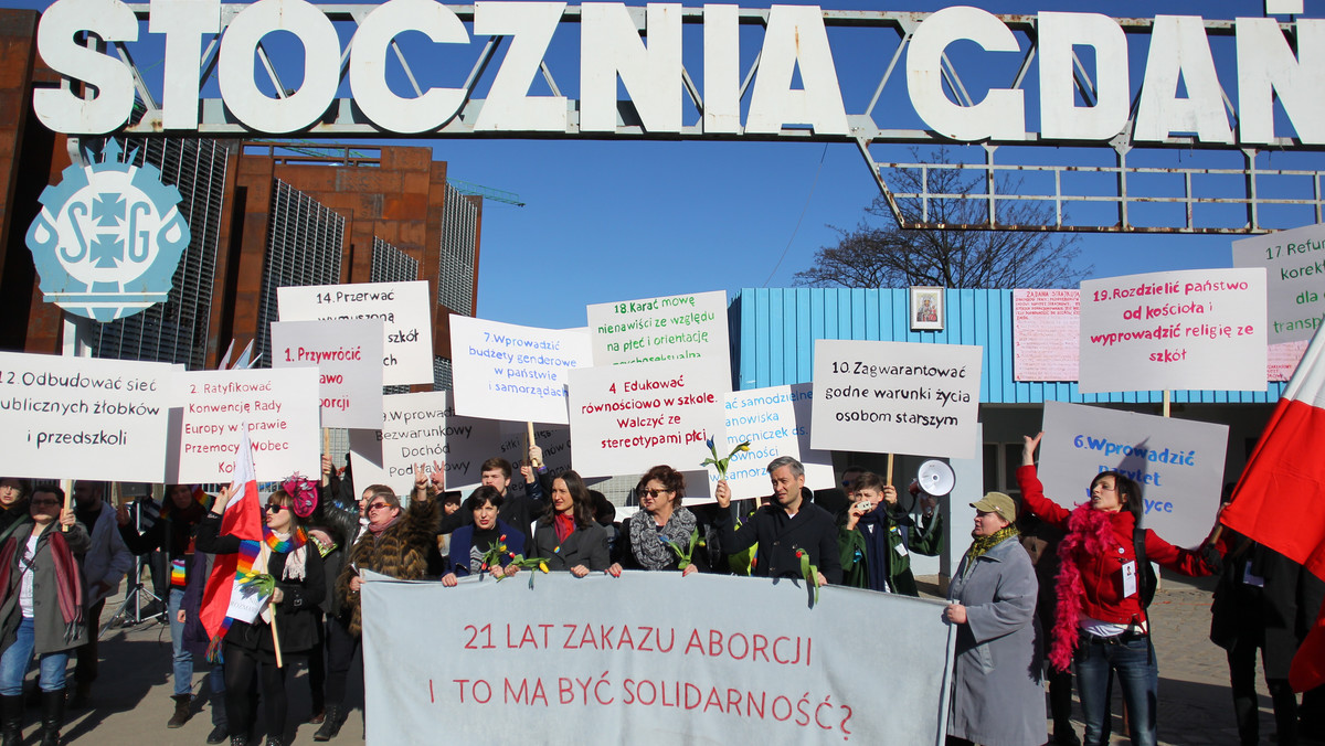 Pod hasłem "Solidarność? 21 lat zakazu aborcji" przeszło w sobotę przez centrum Gdańska około 150 uczestników trójmiejskiej Manify. Przez całą trasę maszerującym towarzyszyła skandująca grupa oponentów. Nie obyło się bez incydentów, w stronę uczestników Manify poleciało kilka jajek.