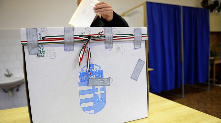 Ma kezdik postázni a választásról szóló értesítőt / Fotó: MTI -Kovács Tamás