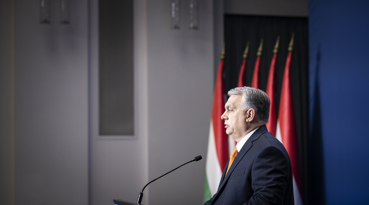 A Miniszterelnöki Sajtóiroda által közreadott képen Orbán Viktor miniszterelnök nemzetközi sajtótájékoztatót tart a Karmelita kolostorban 2022. április 6-án./ Fotó: MTI/Miniszterelnöki Sajtóiroda/Fischer Zoltán