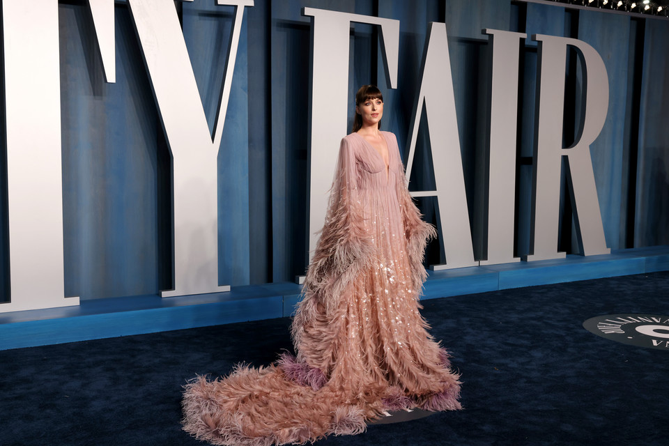 Oscary 2022. Dakota Johnson na imprezie "Vanity Fair"