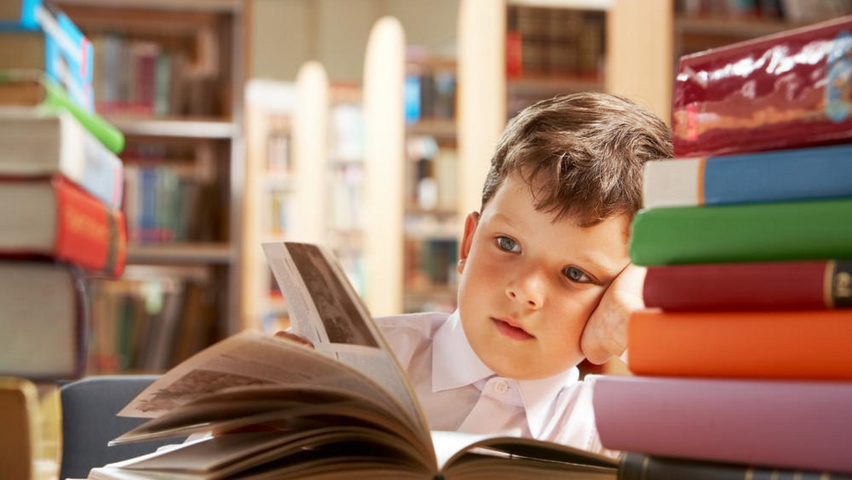 Część podstawówek osobliwie obchodzi się z rządowym elementarzem, np. chowa go w bibliotekach, "by się nie zniszczył", a uczniom każe drukować strony na kolejne lekcje. MEN apeluje do rodziców: Nie dajcie się oszukać – pisze "Gazeta Wyborcza".