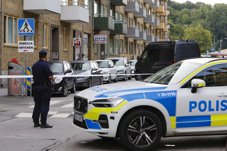 Policja na miejscu eksplozji w Olskroken w Göteborgu, Szwecja, 31 sierpnia 2023 r.