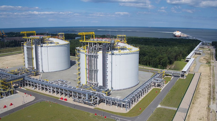 Dwa zbiorniki na gaz w terminalu LNG w Świnoujściu