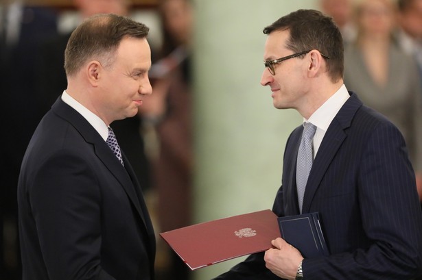 Prezydent Andrzej Duda wręcza akt powołania na stanowisko prezesa Rady Ministrów Mateuszowi Morawieckiemu podczas uroczystości w Pałacu Prezydenckim.