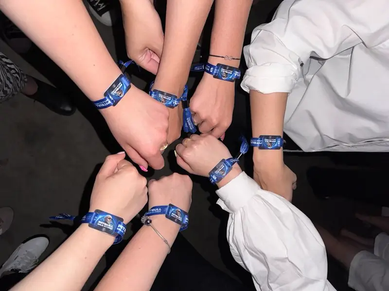 Fani Pitbulla otrzymali od organizatorów specjalne bransoletki