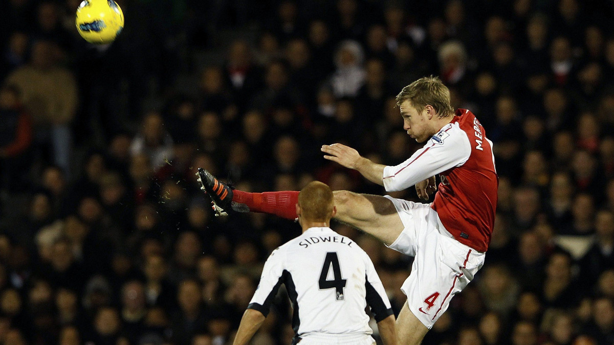 Podczas meczu Premier League z Sunderlandem obrońca Arsenalu Londyn Per Mertesacker doznał kontuzji. Jak poinformowała oficjalna strona klubu, Niemca czeka operacja i w efekcie długi rozbrat z futbolem.