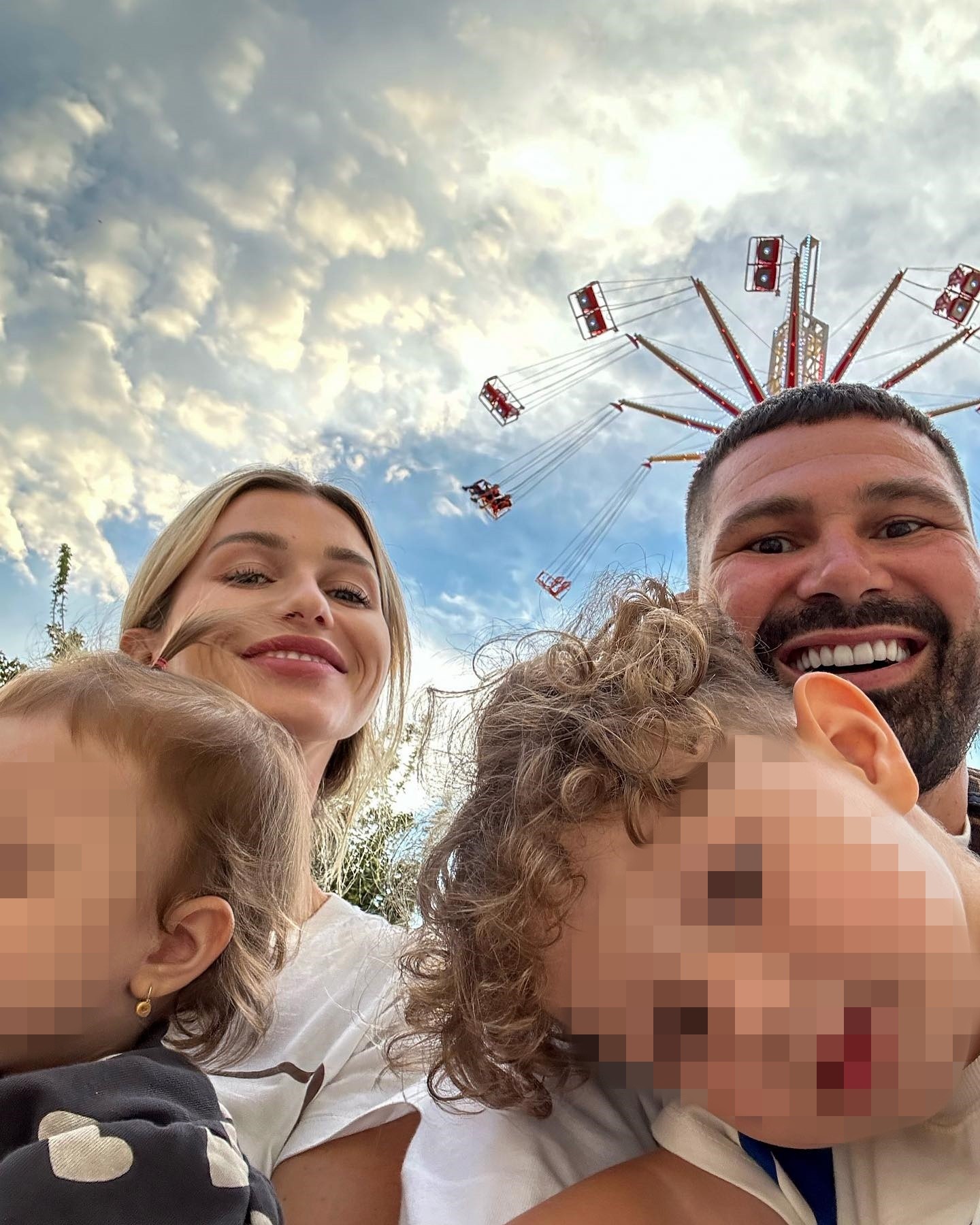 Attila Végh a jeho manželka Natália Végh s rodinou.