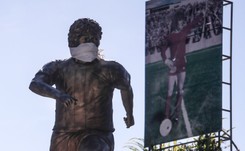 Maradona założył maseczkę. Na pomniku w Buenos Aires