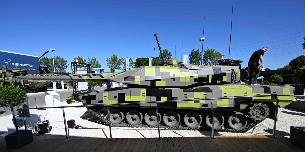 Czołg KF51 niemieckiego producenta broni Rheinmetall na międzynarodowych targach obrony i bezpieczeństwa lądowego i powietrznego Eurosatory Paryżu, czerwiec 2022 r.