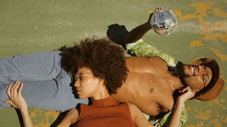 Moda lat 70. zaskoczy nas wzorami i kolorami / fot. Unsplash