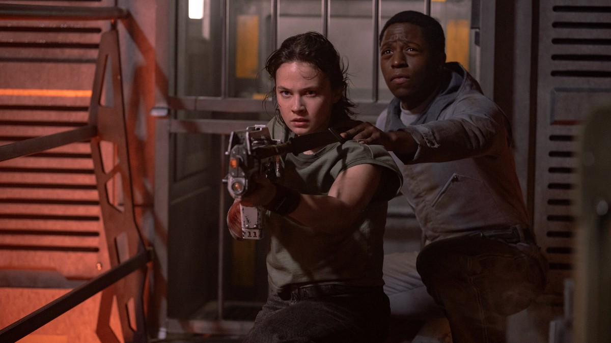 Cailee Spaeny i David Jonsson w filmie "Obcy: Romulus"