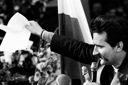 Lech Wałęsa na bramie stoczni pokazuje podpisane porozumienie z rządem, Gdańsk, 31 sierpnia 1980 r.