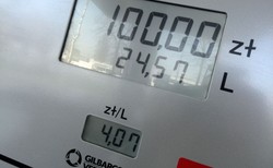 PiS chce nowego podatku drogowego. Kukiz'15 grzmi: Projekt "benzyna plus" to skok na kieszenie Polaków