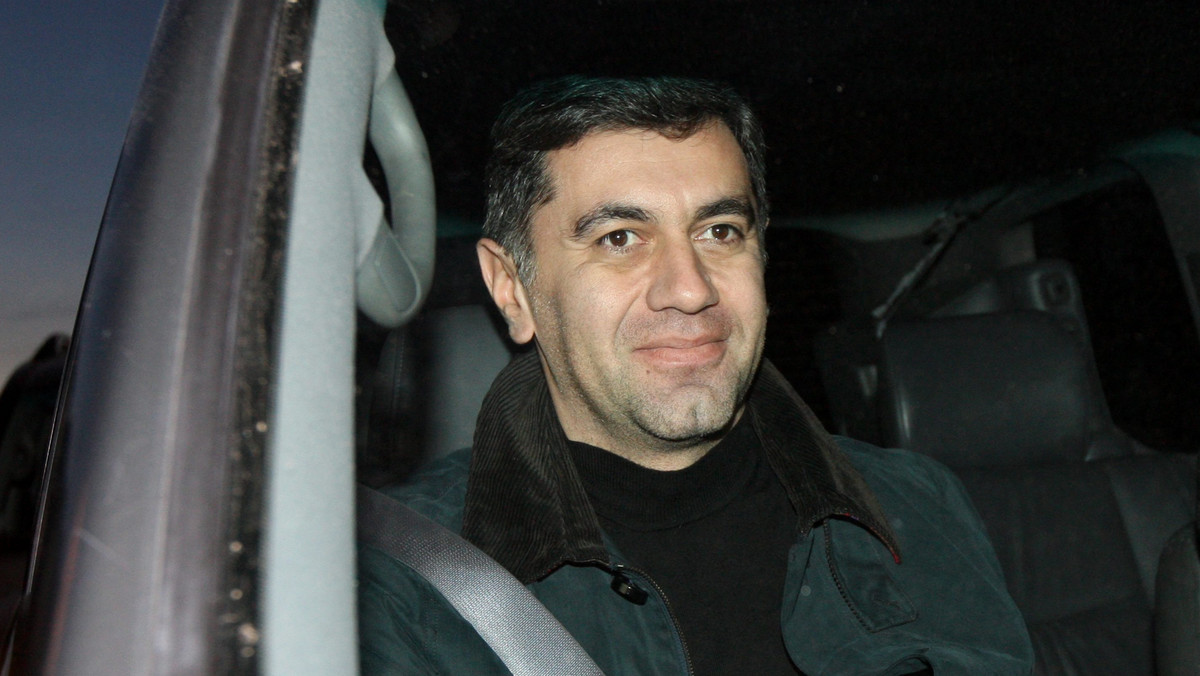 Były minister obrony Gruzji Irakli Okruaszwili, na którym ciążył wydany zaocznie w 2008 roku 11-letni wyrok za korupcję i szereg innych oskarżeń, został zwolniony w piątek z aresztu za kaucją; sąd oczyścił go z zarzutu łapówkarstwa i wymuszeń.