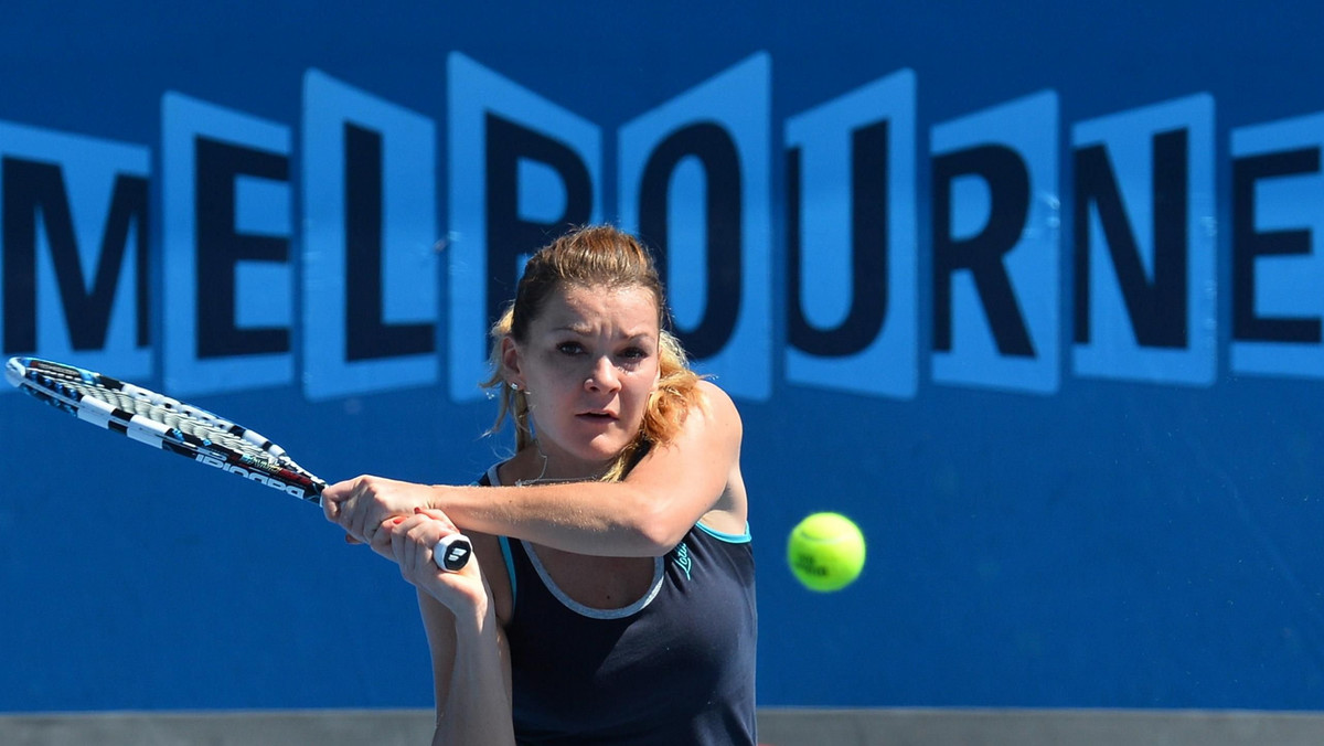 Pierwszy dzień wielkoszlemowego Australian Open zapowiada się niezwykle emocjonująco. Na kortach Melbourne Park pojawią się m.in. Agnieszka Radwańska, Urszula Radwańska, Magda Linette, a także jedynki rankingów ATP i WTA Tour - Novak Djoković i Serena Williams. Turniej rozpocznie się o 1:00 w nocy z niedzieli na poniedziałek czasu polskiego. Relacje na żywo w Eurosporcie 1 i Eurosporcie 2.