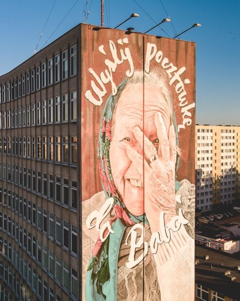 Mural "Wyślij pocztówkę do Babci" z kolejną nagrodą. Pani Eugenia rozczula!