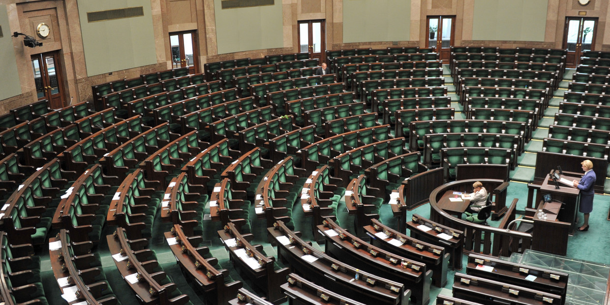 Posłowie wychodzą z Sejmu